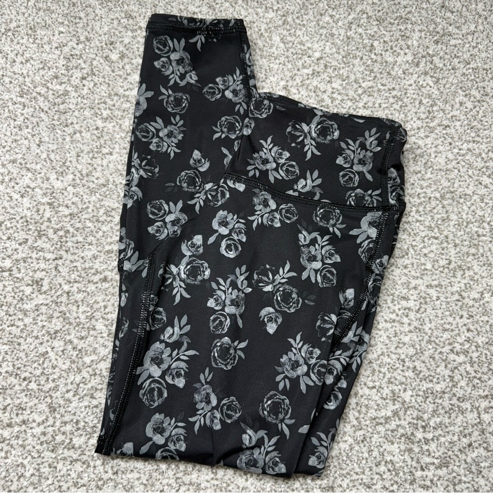 NWOT Women’s Old Navy Active Black White Floral Leggings‎ with Pocket Size XS